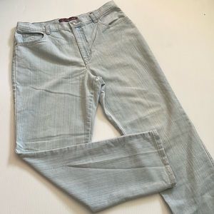 Gloria Vanderbilt Amanda, light wash denim jeans.  Women’s size 14